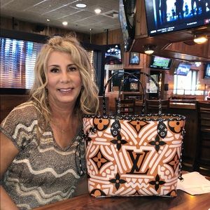 Meet your Posher, Lora